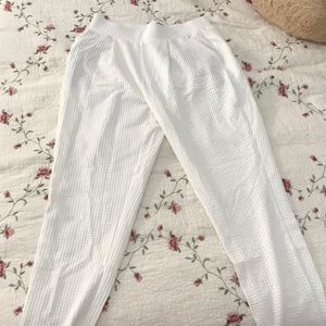 Ankle, mid rise pants